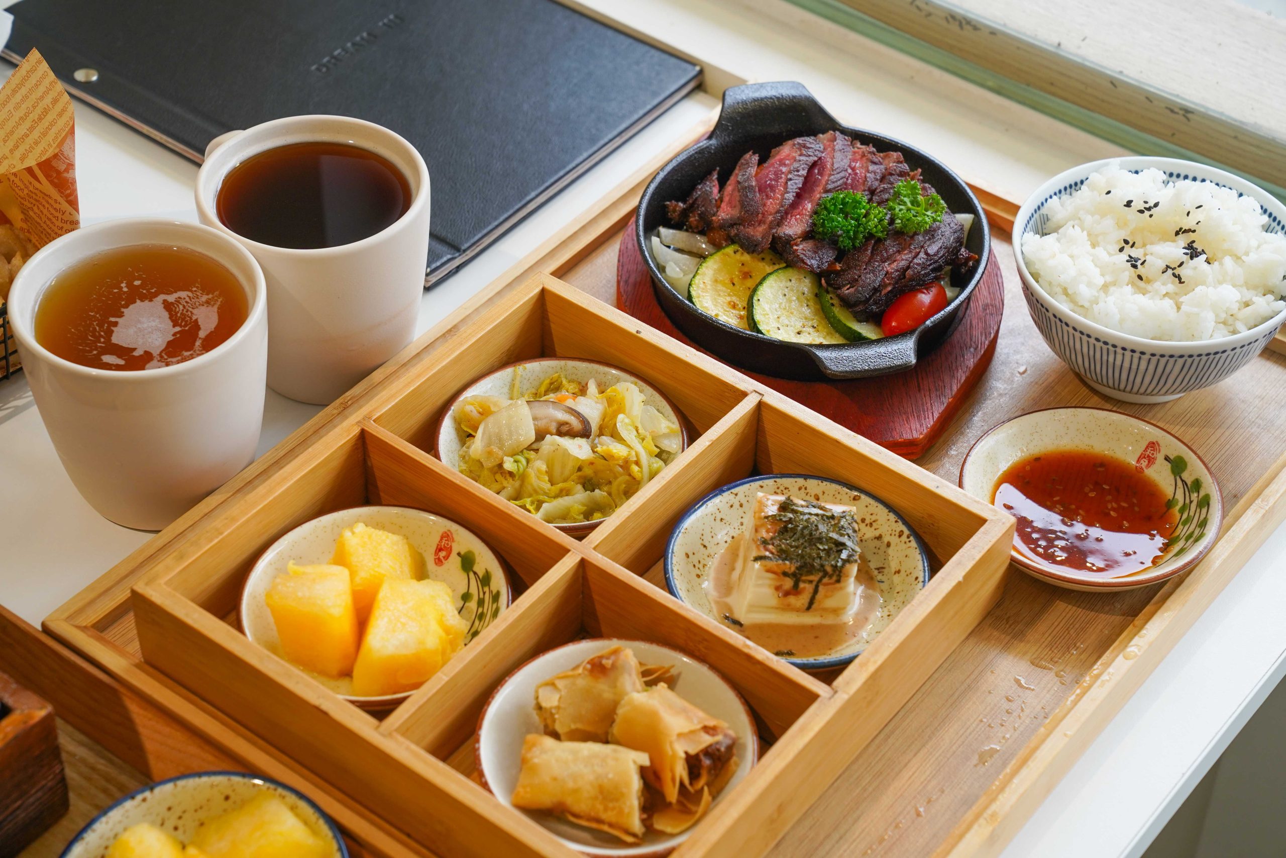 【南投埔里|美食】夢鄉引Dream In。自家茶葉入菜的白色茶館,麻油松板豬+極上鐵板牛小排定食推薦(2026 菜單價格・停車) @Jason's Life