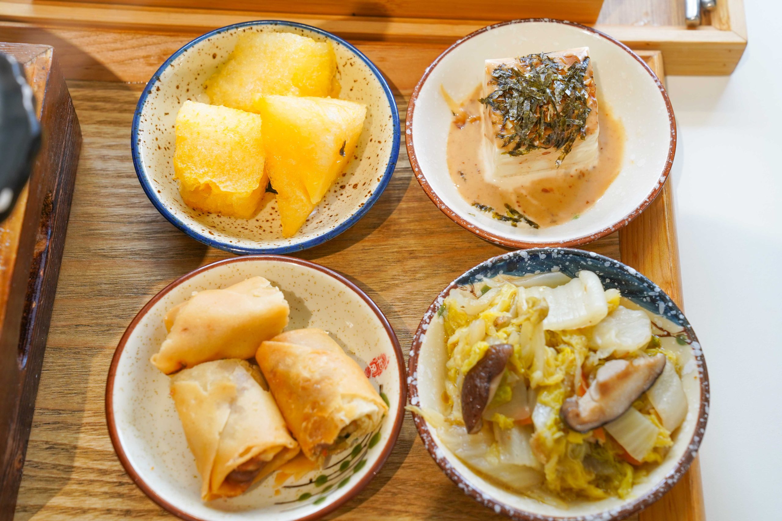 【南投埔里|美食】夢鄉引Dream In。自家茶葉入菜的白色茶館,麻油松板豬+極上鐵板牛小排定食推薦(2026 菜單價格・停車) @Jason's Life