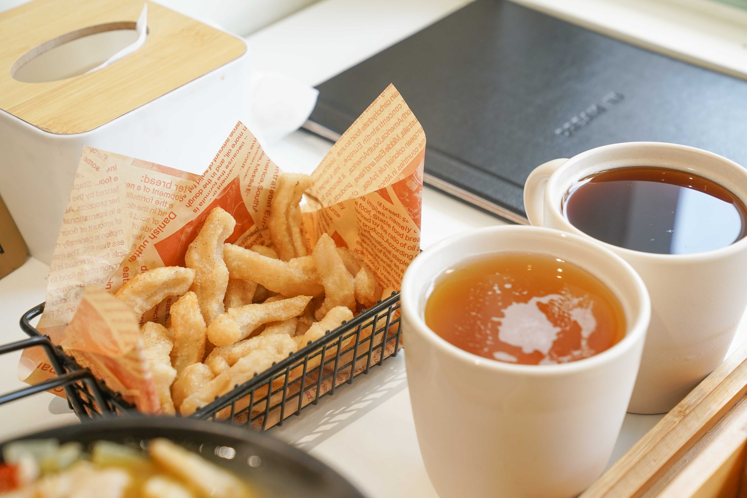 【南投埔里|美食】夢鄉引Dream In。自家茶葉入菜的白色茶館,麻油松板豬+極上鐵板牛小排定食推薦(2026 菜單價格・停車) @Jason's Life