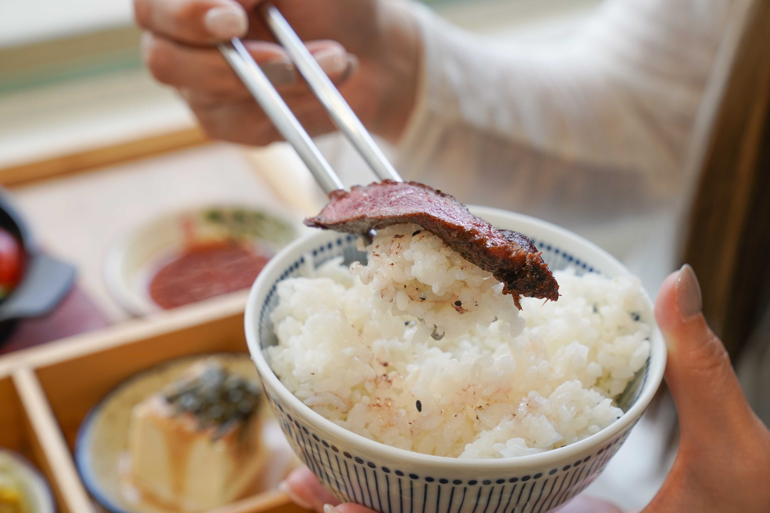 【南投埔里|美食】夢鄉引Dream In。自家茶葉入菜的白色茶館,麻油松板豬+極上鐵板牛小排定食推薦(2026 菜單價格・停車) @Jason's Life