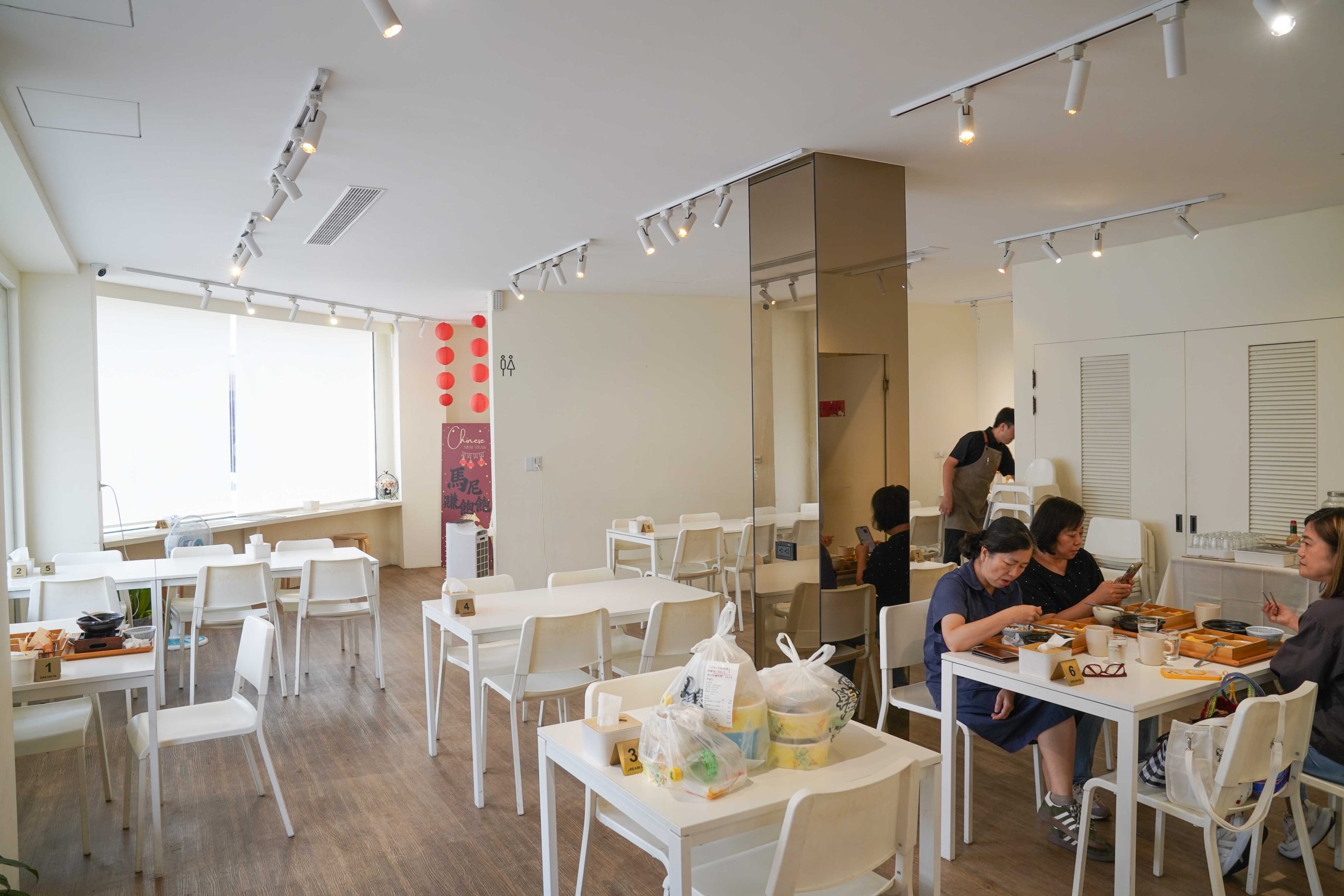 【南投埔里｜美食】夢鄉引Dream In。自家茶葉入菜的白色茶館，麻油松板豬＋極上鐵板牛小排定食推薦(2026 菜單價格・停車） @Jason's Life