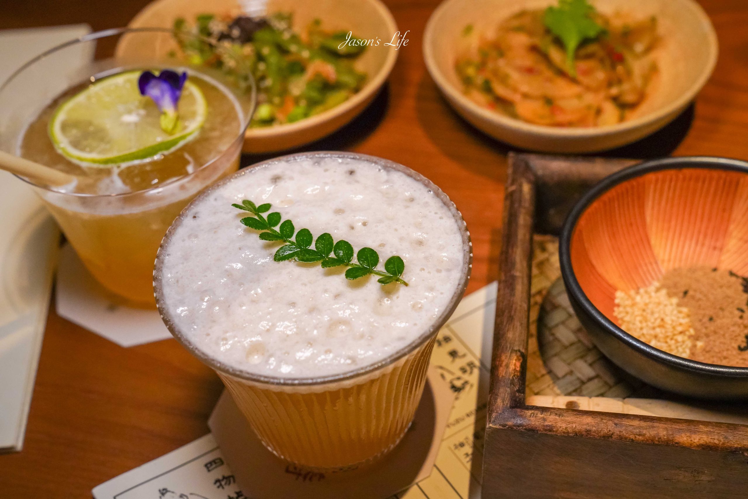 【台中西區｜美食】美村藥舖｜台中酒吧推薦：進門先喝孟婆湯的中藥舖餐酒館，14 款漢方調酒+中式餐點滷味及下酒菜 @Jason's Life