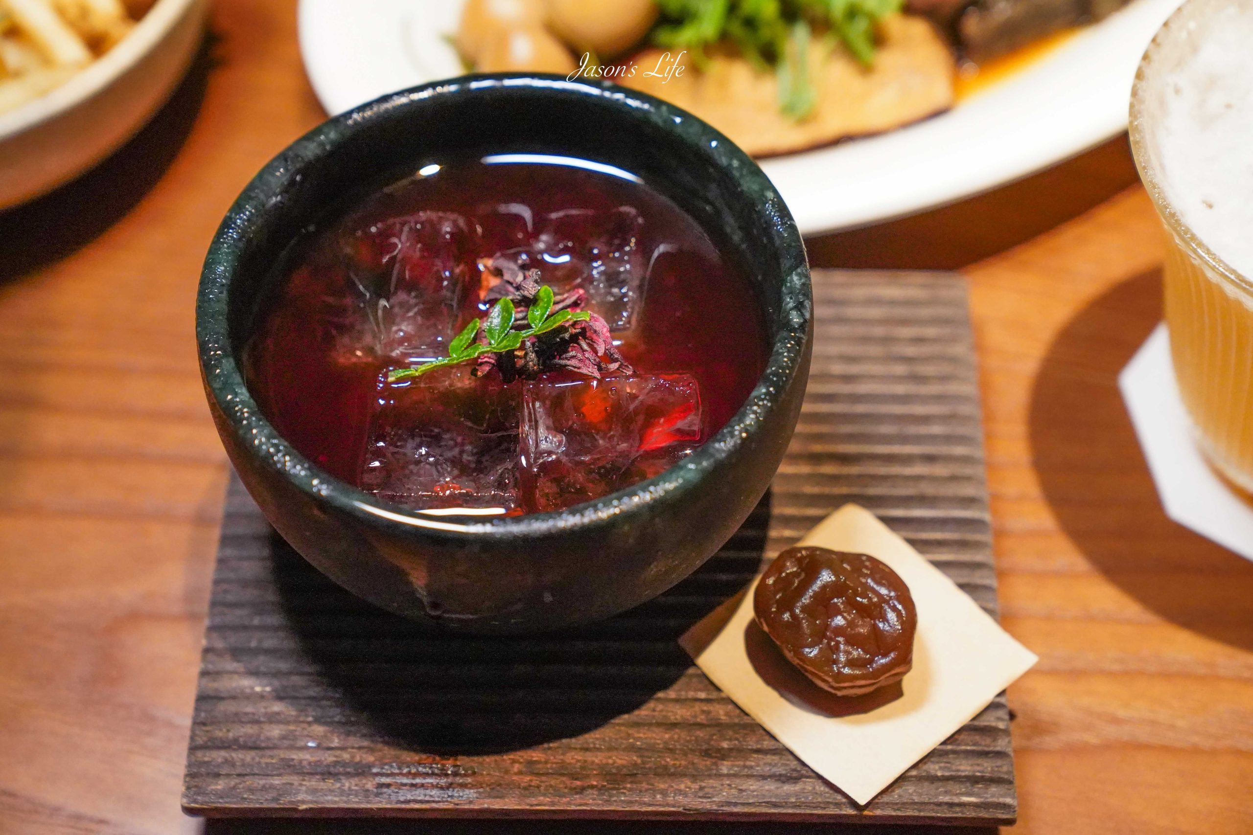【台中西區｜美食】美村藥舖｜台中酒吧推薦：進門先喝孟婆湯的中藥舖餐酒館，14 款漢方調酒+中式餐點滷味及下酒菜 @Jason's Life