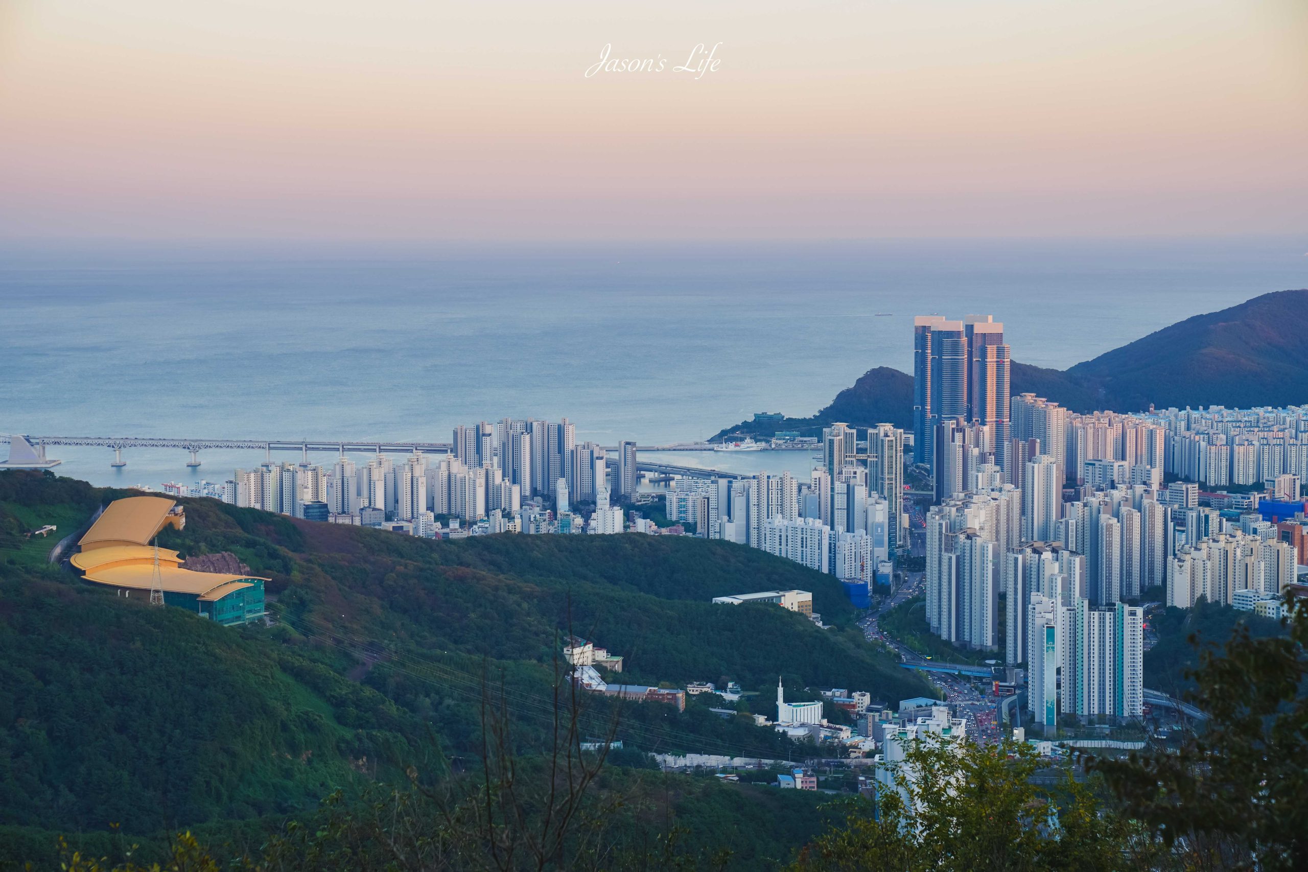 【韓國釜山|景點】荒嶺山烽火台 황령산 봉수대。釜山最強免費夜景:西面與廣安大橋兩面夜景,怎麼去、下山叫車、日落時間、 2026 實拍攻略 @Jason's Life 【韓國釜山|景點】荒嶺山烽火台 황령산 봉수대。釜山最強免費夜景:西面與廣安大橋兩面夜景,怎麼去、下山叫車、日落時間、 2026 實拍攻略 @Jason's Life