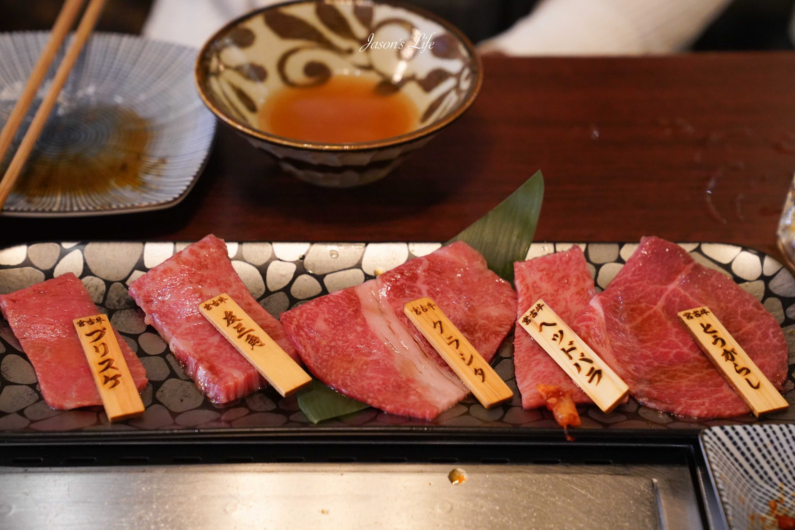 【宮古島｜美食】宮古牛燒肉玉城：每月整頭買進「幻之和牛」宮古牛，沙朗壽喜燒、稀有部位五拼(2026 菜單價格・訂位攻略) @Jason's Life
