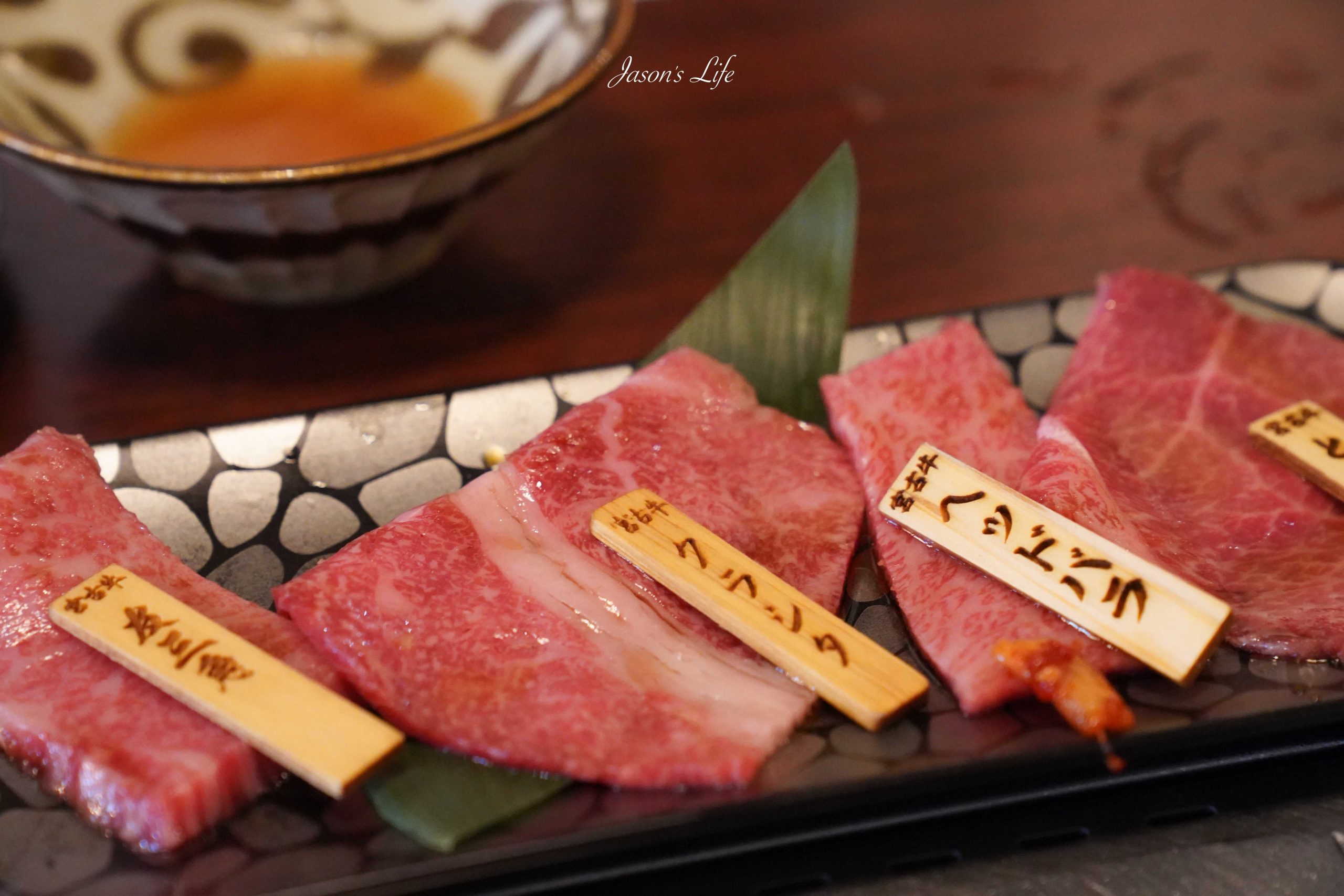 【宮古島｜美食】宮古牛燒肉玉城：每月整頭買進「幻之和牛」宮古牛，沙朗壽喜燒、稀有部位五拼(2026 菜單價格・訂位攻略) @Jason's Life