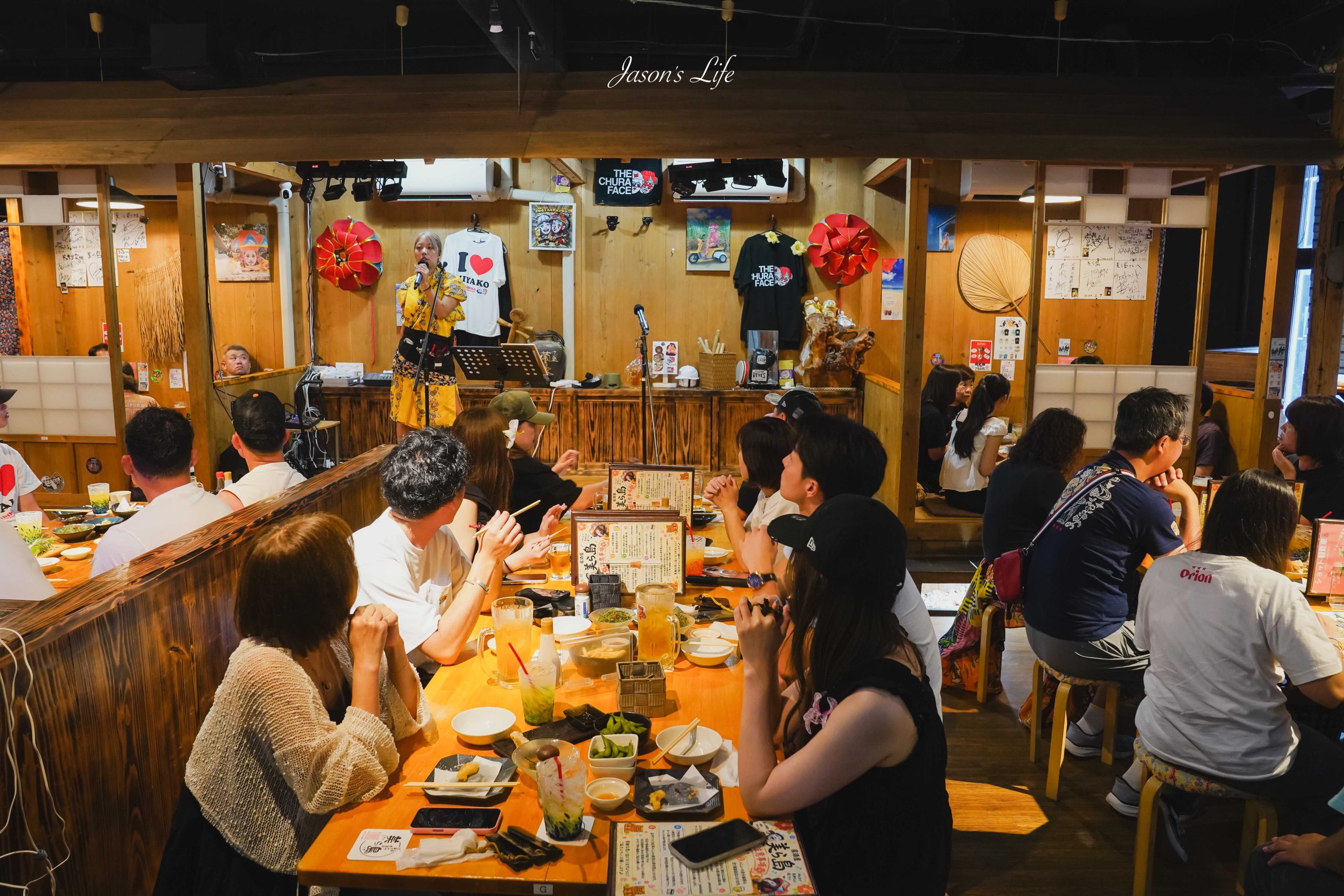 【宮古島│美食】美ら島 Churashima。必來推薦,三線琴現場演奏民謠居酒屋:宮古島君ー登場,熱鬧非凡,宮古牛骰子牛排、阿古豬餃子推薦(2026 菜單價格、預約攻略) @Jason's Life