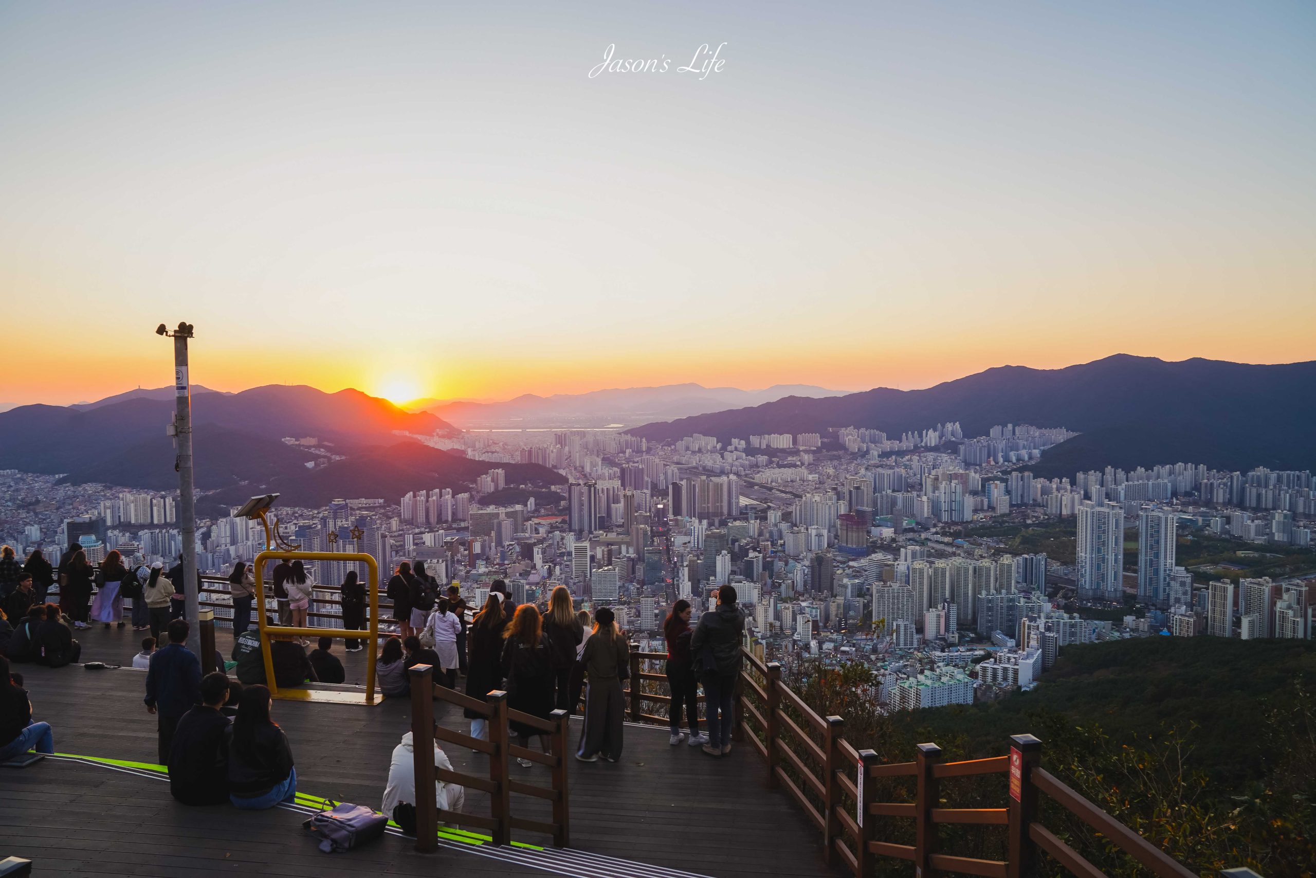 【韓國釜山|景點】荒嶺山烽火台 황령산 봉수대。釜山最強免費夜景:西面與廣安大橋兩面夜景,怎麼去、下山叫車、日落時間、 2026 實拍攻略 @Jason's Life 【韓國釜山|景點】荒嶺山烽火台 황령산 봉수대。釜山最強免費夜景:西面與廣安大橋兩面夜景,怎麼去、下山叫車、日落時間、 2026 實拍攻略 @Jason's Life