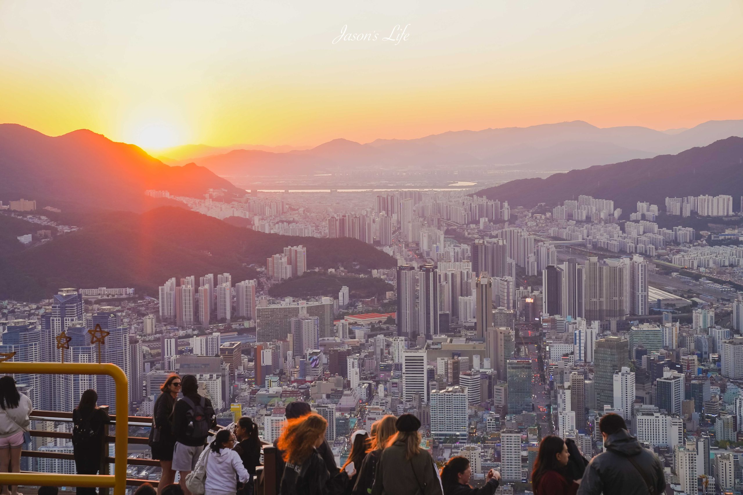 【韓國釜山|景點】荒嶺山烽火台 황령산 봉수대。釜山最強免費夜景:西面與廣安大橋兩面夜景,怎麼去、下山叫車、日落時間、 2026 實拍攻略 @Jason's Life 【韓國釜山|景點】荒嶺山烽火台 황령산 봉수대。釜山最強免費夜景:西面與廣安大橋兩面夜景,怎麼去、下山叫車、日落時間、 2026 實拍攻略 @Jason's Life