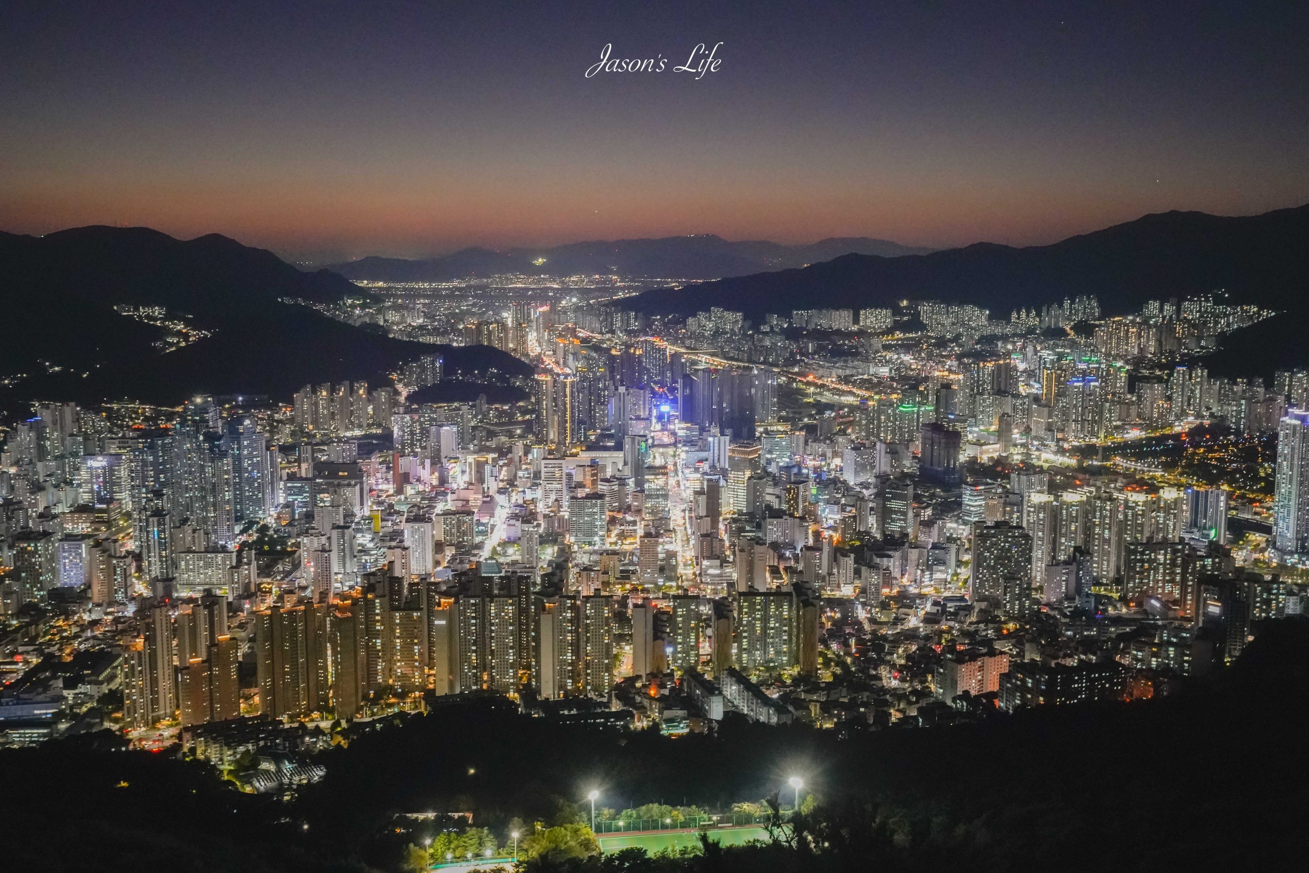 【韓國釜山|景點】荒嶺山烽火台 황령산 봉수대。釜山最強免費夜景:西面與廣安大橋兩面夜景,怎麼去、下山叫車、日落時間、 2026 實拍攻略 @Jason's Life 【韓國釜山|景點】荒嶺山烽火台 황령산 봉수대。釜山最強免費夜景:西面與廣安大橋兩面夜景,怎麼去、下山叫車、日落時間、 2026 實拍攻略 @Jason's Life