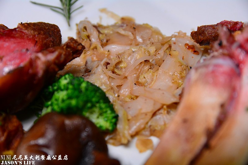 【台中│美食】廣闊氣派用餐空間，推薦份量十足的野菇蟹肉燉飯及酥脆外皮的豬腳。NINI尼尼義大利餐廳公益店 @Jason&#039;s Life