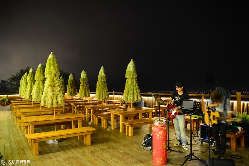 【台中│美食】台中夜景景觀餐廳，現場駐唱歌聲伴隨，看著夜景吃著小火鍋，滿適合約會的餐廳喔。星月大地景觀餐廳 @Jason&#039;s Life