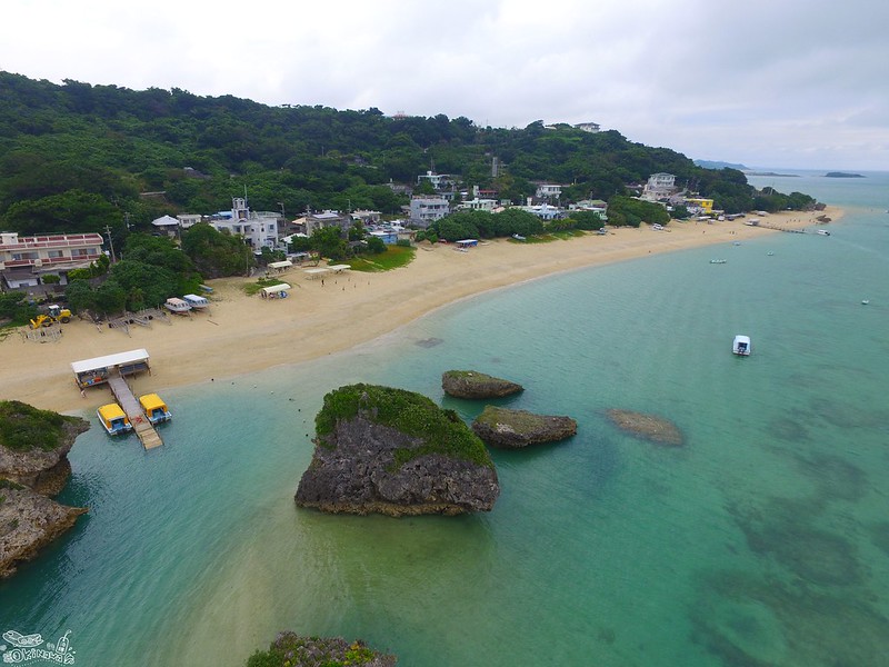 【沖繩│景點】南部絕佳外拍海灘景色，木棧道及海底玻璃船成為最佳背景。新原海灘 @Jason&#039;s Life