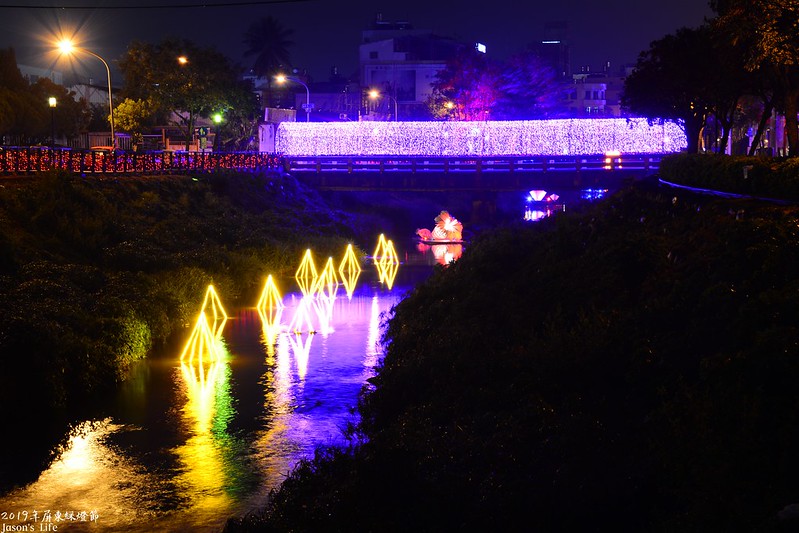 【屏東市｜景點】2019年台灣燈會在屏東前曲，點亮萬年溪，以彩虹為主題，十米高摩天輪、光之隧道，十分推薦。2019年屏東綵燈節 @Jason&#039;s Life