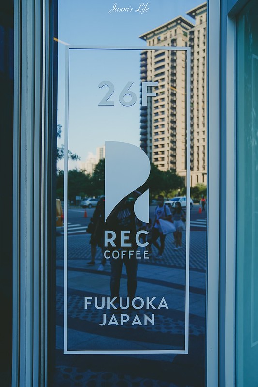 【台中西屯｜美食】REC coffee。來自福岡咖啡品牌，台中數一數二26樓高空夜景咖啡廳，不限時，讓你從白天坐到晚上 @Jason&#039;s Life