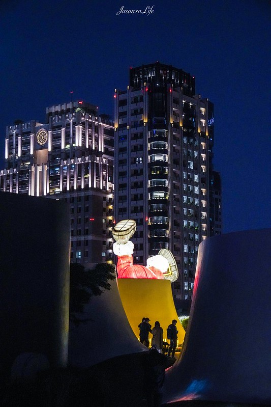 【台中西屯｜景點】臺中國家歌劇院。聖誕限定，光的四重奏投影秀，令人驚艷，屋頂還有聖誕老公公倒栽蔥啦 @Jason&#039;s Life