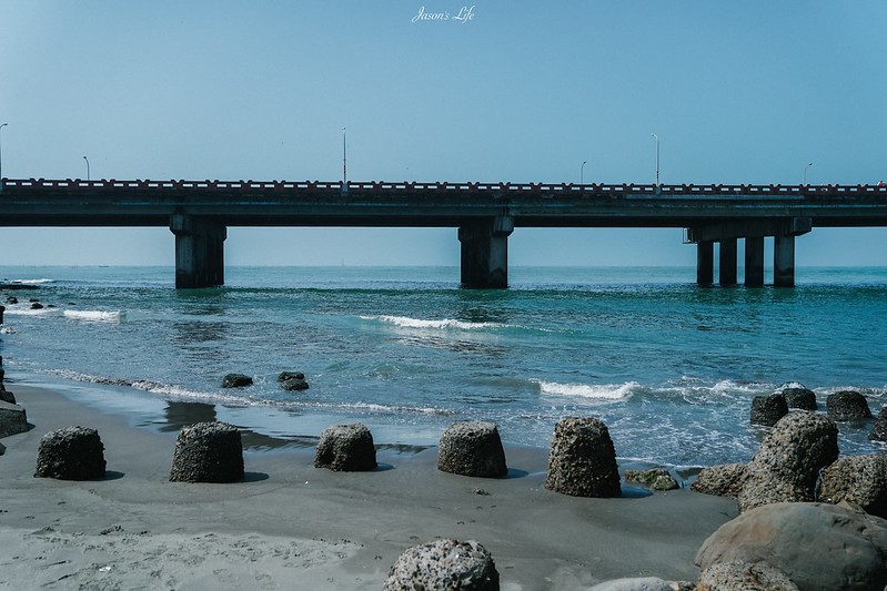 【台南安平│景點】台南安平堤頂自行車步道。秘境發現，沙灘、跨海大橋，頓時間錯覺身處在沖繩古宇利大橋 @Jason&#039;s Life
