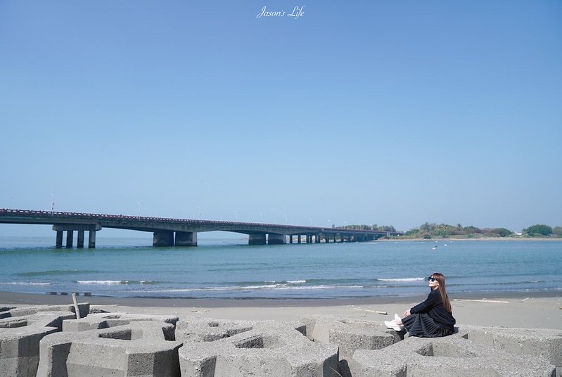 【台南安平│景點】台南安平堤頂自行車步道。秘境發現，沙灘、跨海大橋，頓時間錯覺身處在沖繩古宇利大橋 @Jason&#039;s Life